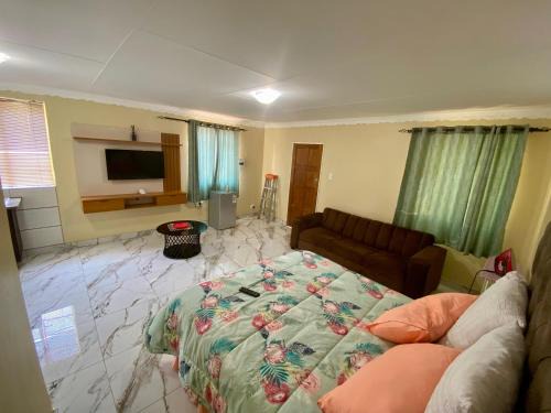Greater Johannesburg Metropolitan Area Apartment | Gael Guest 1