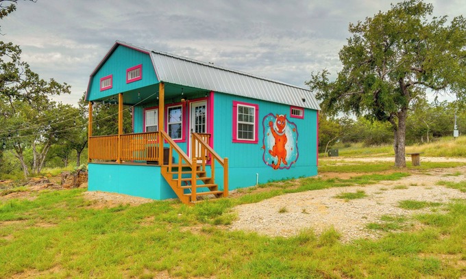 Brownwood Cabin | 'Galactikitty' - Quirky Cabin Near Lake Brownwood!
