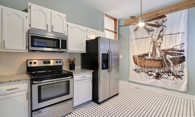 Beach Institute Apartment | Gallery Stays - Amiri Pop