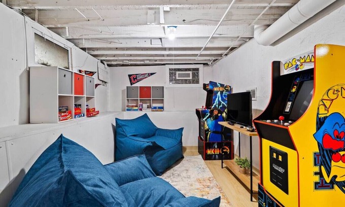 Detroit - Shoreway Apartment | Game Room! 7 Min To Downtown CLE!