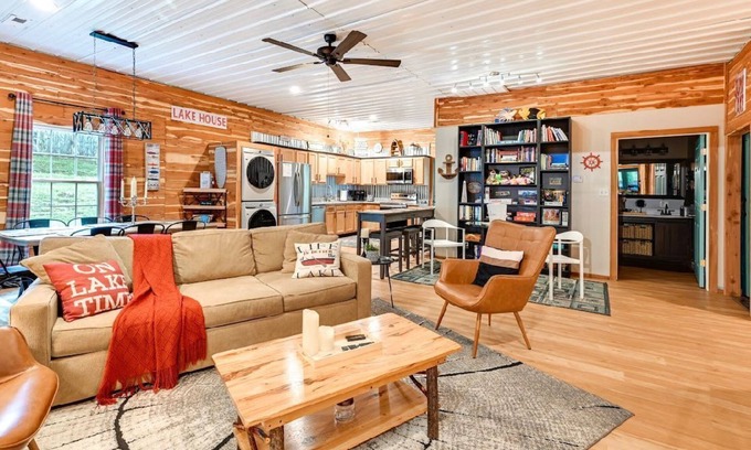 Cub Run House | Game Room, Bar & Hot Tub: Perfect Group Getaway