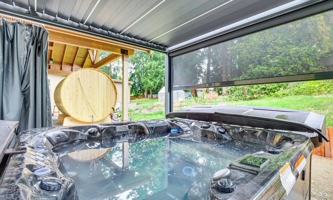 Prairie Ridge Cottage | Game Room, Hot Tub & Mtn View: Bonney Lake Retreat