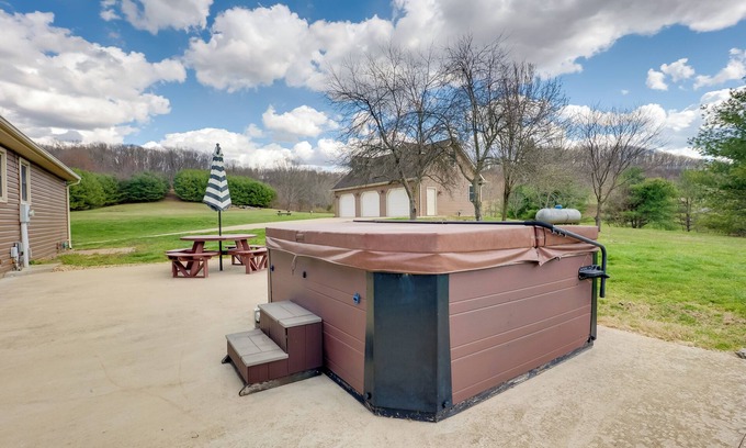 Hallsville House | Game Room & On-Site Pond: Laurelville Retreat!