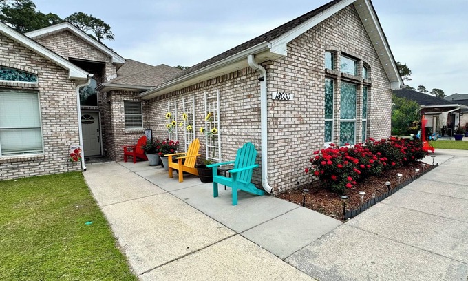 Long Beach House | GaMe RoOm, Sleep 12, Colorful Back Yard, Beach(A)
