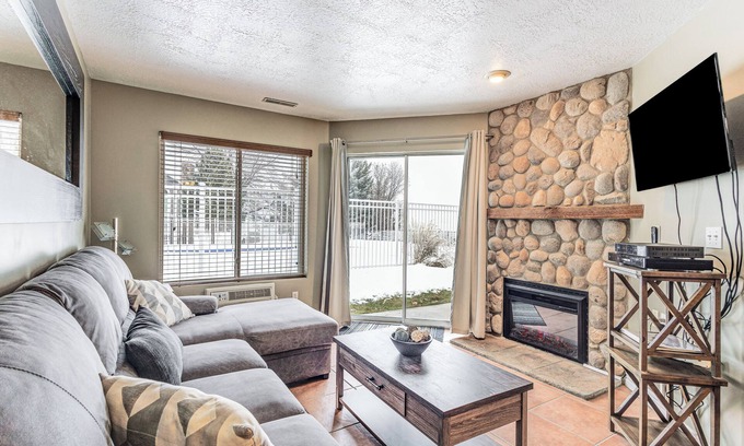 Harbor Village Condo | Garden City Condo w/Pool Access by Bear Lake!