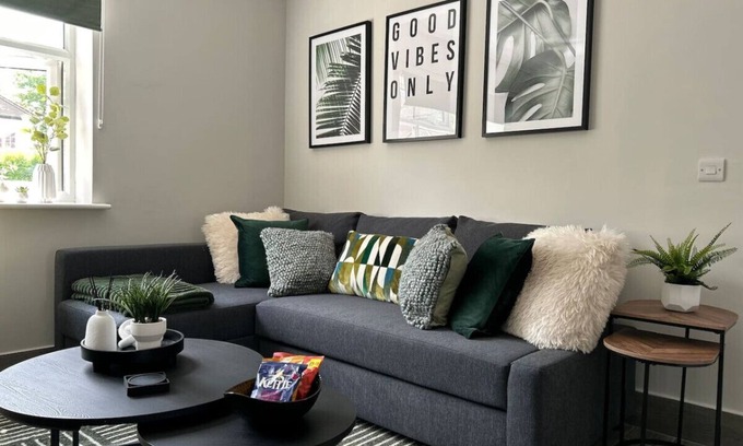 Watford Apartment | Garden flat free parking mins from Warner Bros