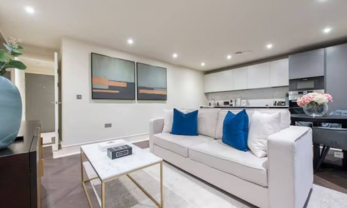 Redbridge Apartment | Garden Haven: Luxe 1BR 1BA Chigwell Retreat