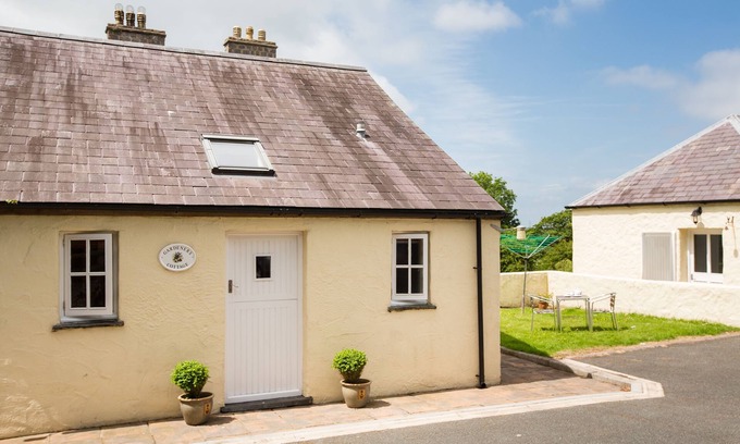 Pembroke Cottage | Gardeners Cottage - sleeps 4 guests in 1 bedroom