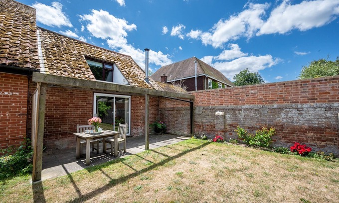 Woodbridge House | Gardeners Den - One Bedroom House, Sleeps 2