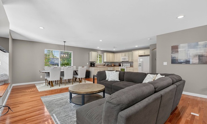 Whitford House | GardenHome Getaway, Near Golf & Wine Country