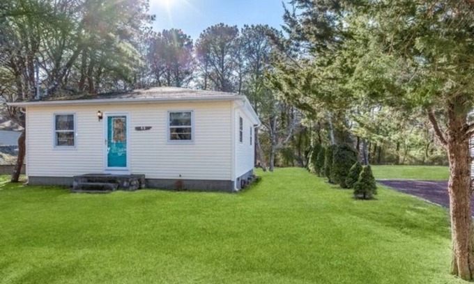 Napeague House | Gardiners Bay Bungalow with Private Beach Access