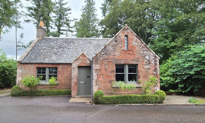 Laurencekirk Cottage | Gate Lodge - historic rural cottage with hot tub, Aberdeenshire
