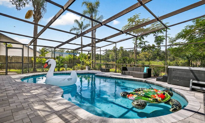 Seffner Community Alliance House | “Gather & Splash” – 3BR Pool Home w/Hot Tub