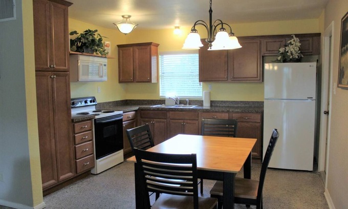 Oviedo House | Gator Lodge: Inviting 2-bedroom, 1-bath home, sleeps 4. Perfect for couples or small families.