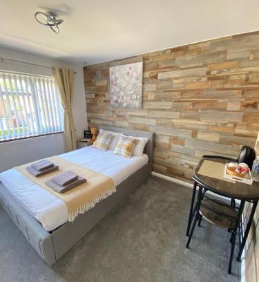 Horley House | Gatwick Deluxe En-suite Rooms