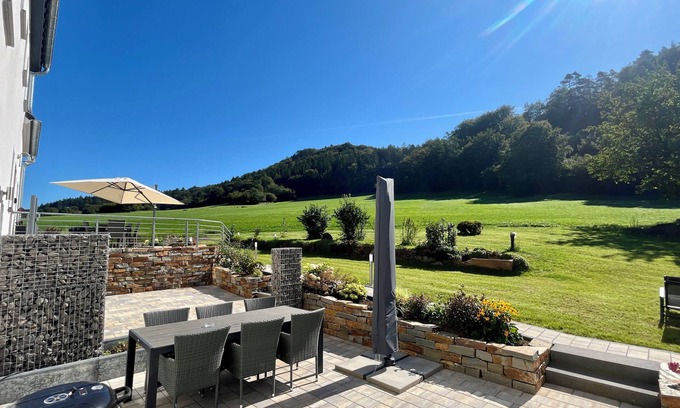 Gerolstein Apartment | Gemütliche Ferienwohnung mit Blick auf Wald Wiesen und Dolomiten