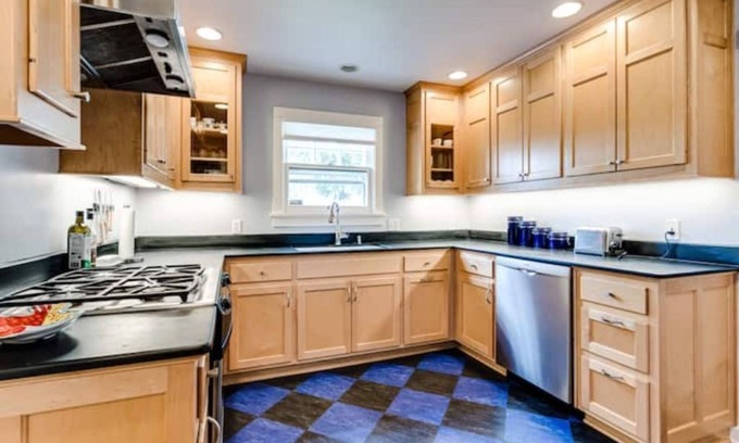 Amazon House | Gem House Blocks from Campus - charming two-story family home!