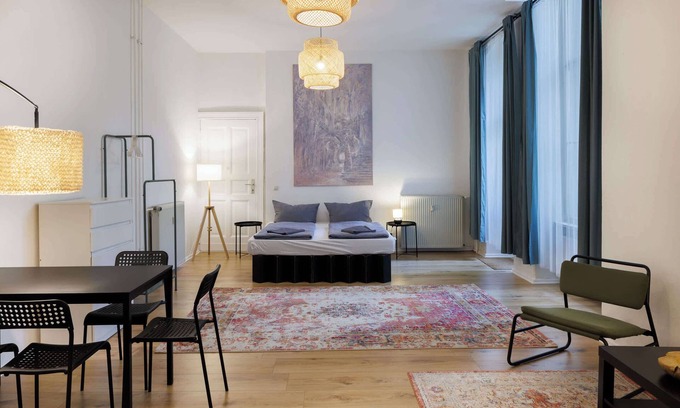 Friedrichshain-Kreuzberg Apartment | Generous Room in Central Berlin 4