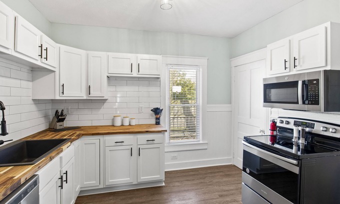 Geneva House | Geneva Getaway 5 minutes to the beach!