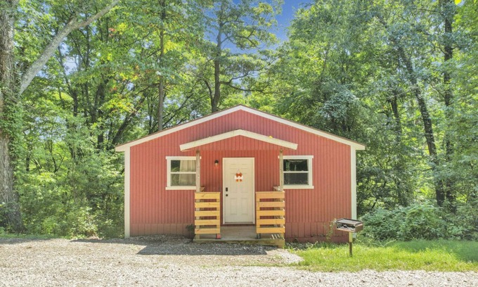 Lancaster Cabin | Gentle Breeze: The Maple: Romantic Secluded Getaway