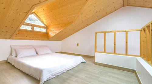 Irun-myeon House | Geojae Beach Maru Pension