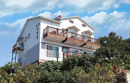 Irun-myeon House | Geojae Moraesup Pension