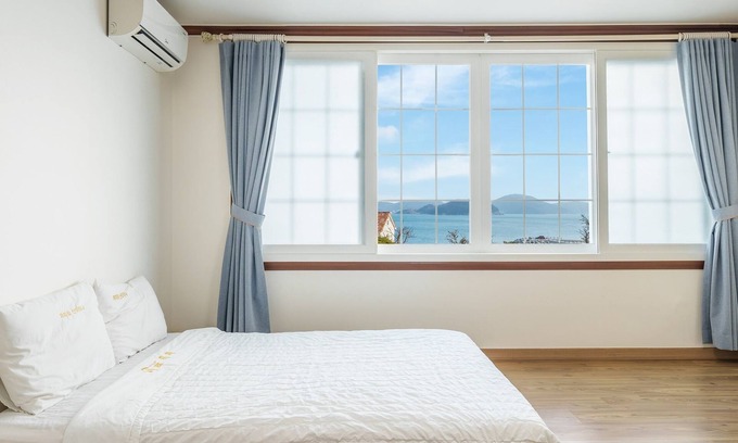 Irun-myeon House | Geoje Kkachi and Santorini Pension