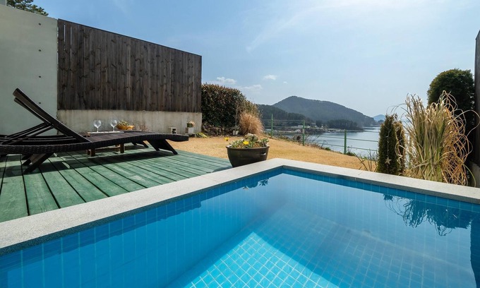 Geoje House | Geojedo Raonhiljo Pollvilla Pension