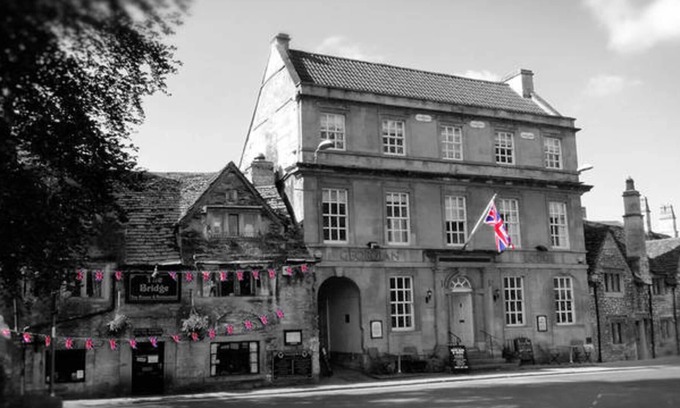 Bradford-on-Avon Apartment | Georgian Lodge apartment complete with flagpole! Overlook medieval town's bridge