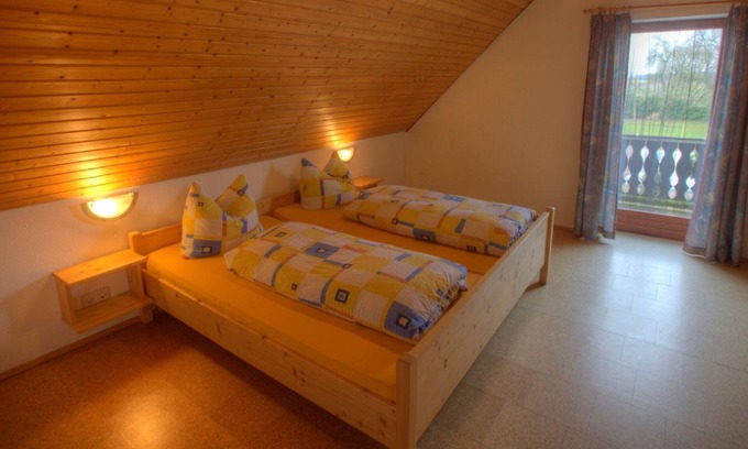 Sulzfeld Apartment | Geräumige 75qm Ferienwohnung mit Balkon, viele Freizeitangebote, kostenfreies WLAN