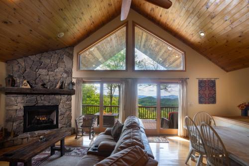 Wolf Laurel House | Get-away Cabin Hot Tub Sunsetmtn Views,asheville