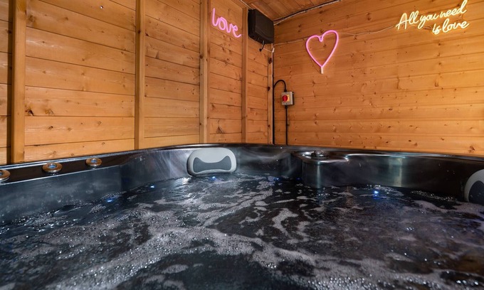 Peacehaven House | Get Away Home With Hot Tub Sleeps 4