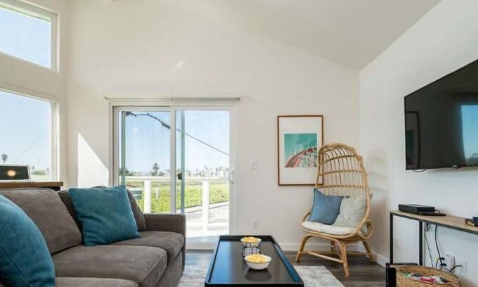 Westside Santa Cruz House | Giant Dipper House near the Boardwalk