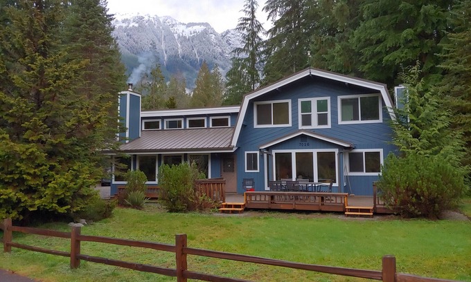 Glacier House | Giant House with 4BRs, Bar Area, Hot Tub, WiFi, Sunny Patio,+ More! Sleeps 10!