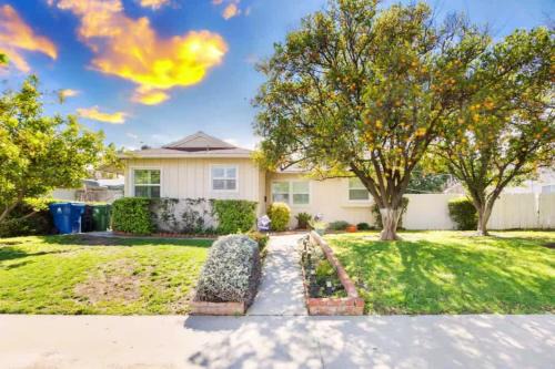 Reseda House | Gilmore Grove in Reseda