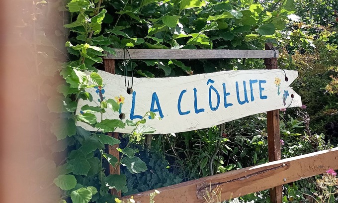 Lanouee Apartment | Gîte "B & B" La Clôture "Josselin a tourist town with beautiful chateau.