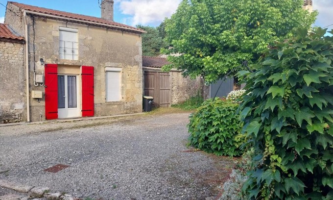 Saint-Seurin-de-Cadourne Apartment | Gite chez Lea