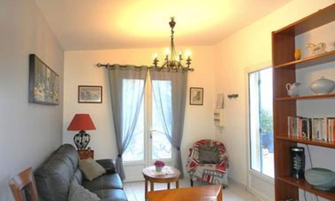 Laree House | Gîte 'Gite Isis' with Private Terrace, Shared Garden and Wi-Fi