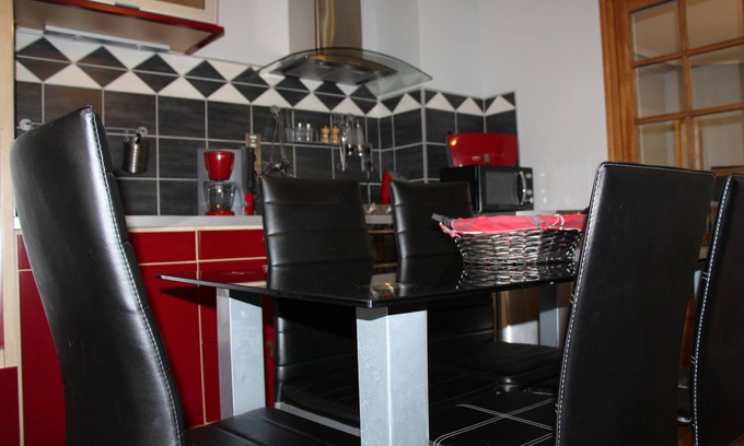 Decize Cottage | Gîte "Loire" park with trees bordering the Loire in a small tourist town.