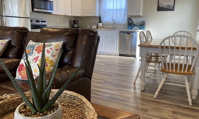 Evergreen Cottage | Glacier Rose Cottage! 30 Minutes from Whitefish Mountain Skiing!