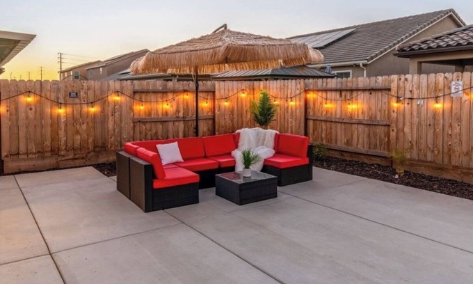 Raisin House | Glamorous Lifestyle Modern Home /Close To Airport