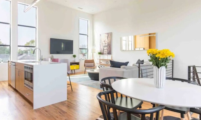 Knox - Henderson House | Glamorous Perfectly Located Deluxe 2 Bed Townhome