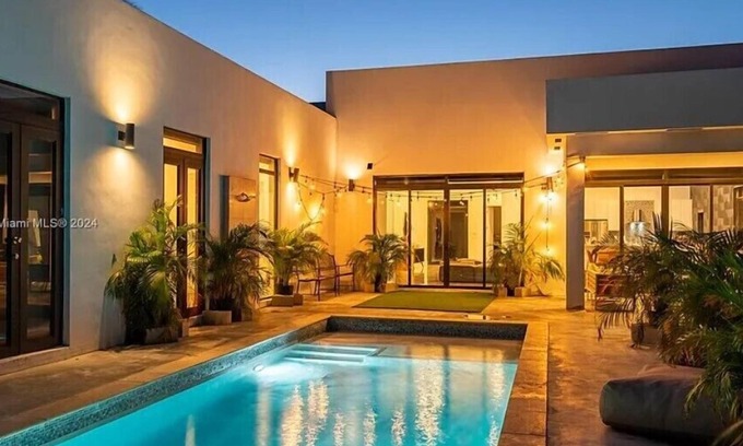 Fort Lauderdale Villa | Glamorous Waterfront Canal Home w/Pvt Dock & Pool