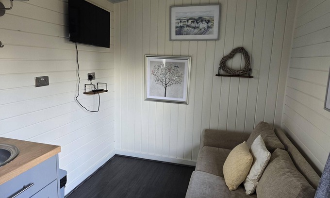 Llanfair Caereinion Cabin | Glamping Hut - Sleeps 2, hot tub & parking