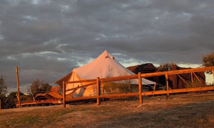 Mentrida RV Rental | Glamping with private kitchen and bathroom in your tent