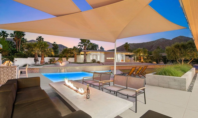 Magnesia Falls Cove House | 'Glass Retreat' 7 BR, Lap Pool, Firepit, Putting