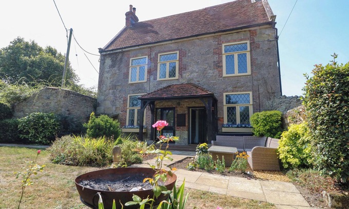 Ventnor Cottage | GLEBE GARTH, pet friendly, with hot tub in Niton