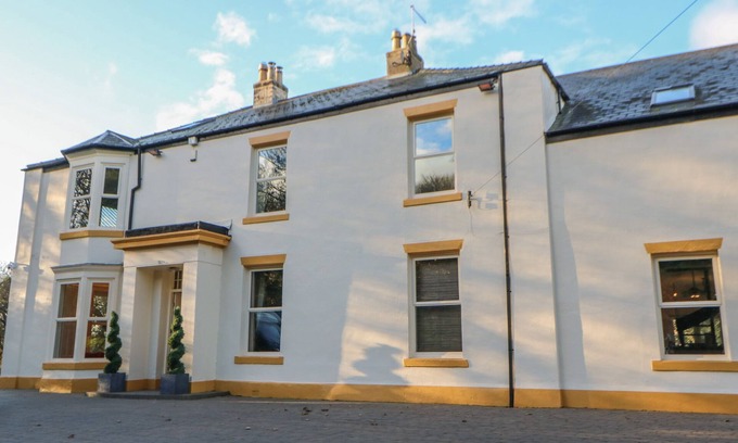 Seaham Cottage | GLEBE HOUSE, family friendly, with hot tub in Murton, County Durham