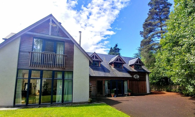 Blairgowrie House | Glenardle Lodge-spacious and stylish woodland retreat+hot tub