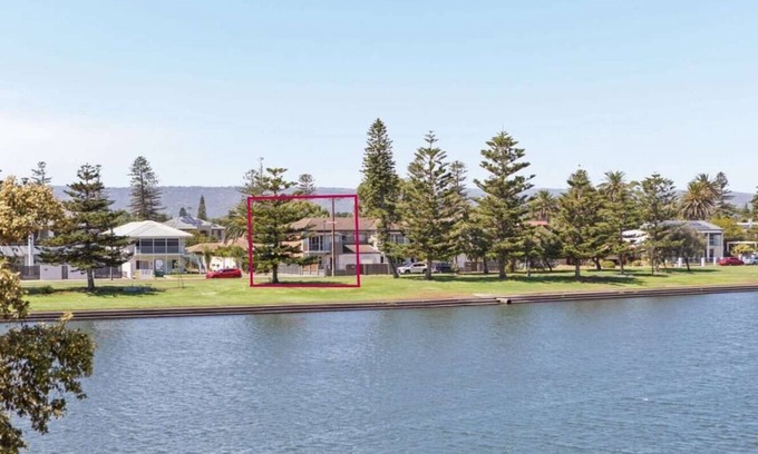 Glenelg North House | Glenelg Retreat – Beachside Bliss & Garage Parking